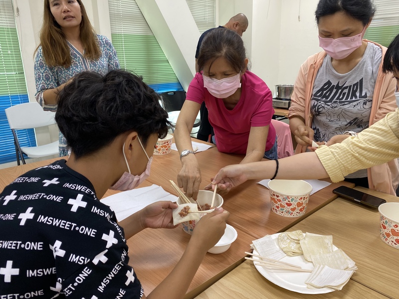 圖2. 學員體驗親手製作餛飩。